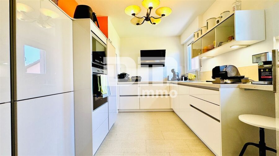 Zeitlose Eleganz trifft Moderne: Modernisiertes Einfamilienhaus mit großem Garten und Garage - EG Küche mit Einbauküche